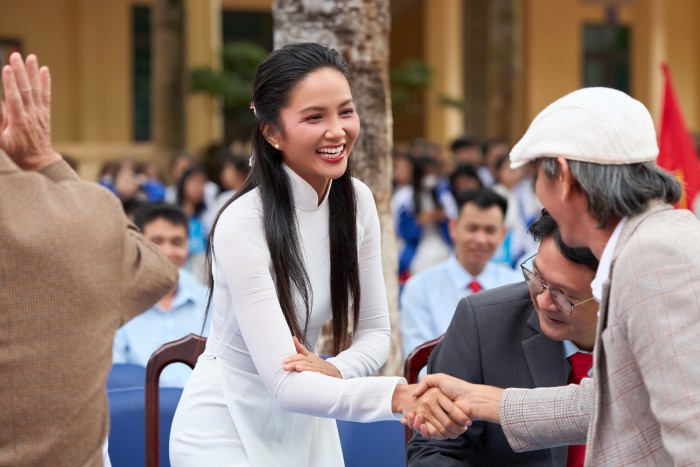 Hoa hau HHen Nie ve tham truong cap 3 nhan ngay khai giang1