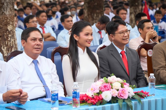 Hoa hau HHen Nie ve tham truong cap 3 nhan ngay khai giang4