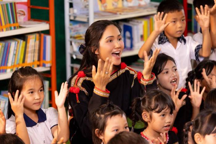 HHen Nie MV Con Sinh Ra La De Phi Thuong100