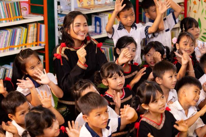 HHen Nie MV Con Sinh Ra La De Phi Thuong104