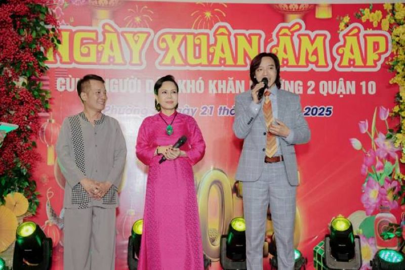 Việt Hương c&ugrave;ng đồng nghiệp tổ chức hoạt động &yacute; nghĩa đ&oacute;n Xu&acirc;n mới