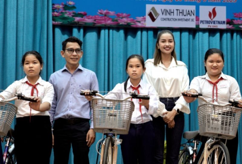 Hoa hậu Ngọc Ch&acirc;u tặng qu&agrave; cho học sinh hiếu học tỉnh Long An