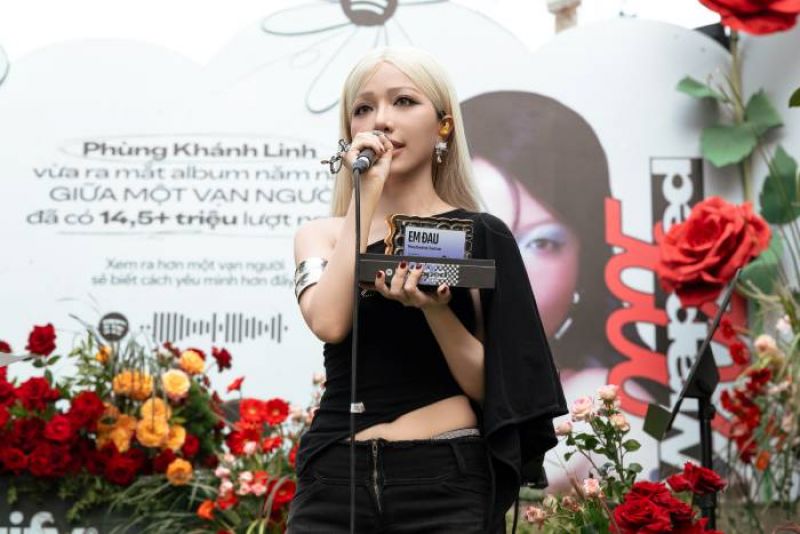 Ph&ugrave;ng Kh&aacute;nh Linh hạnh ph&uacute;c nhận c&uacute;p Top Song in &ldquo;Đo&aacute; hồng nhạc Việt&rdquo; năm 2025