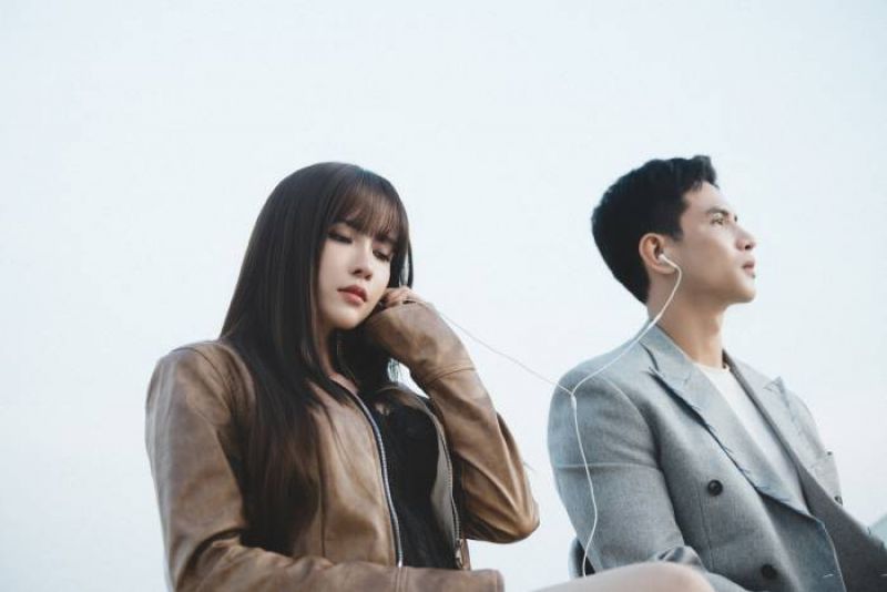 Thiều Bảo Tr&acirc;m c&aacute; t&iacute;nh qua giọng h&aacute;t v&agrave; h&igrave;nh ảnh trong MV &lsquo;kh&ocirc;ng lời&rsquo;