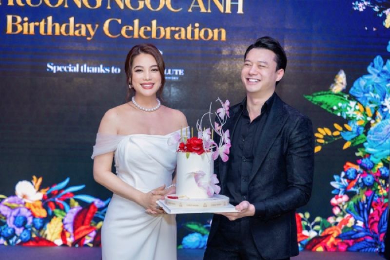 Trương Ngọc &Aacute;nh rạng rỡ b&ecirc;n Anh Dũng