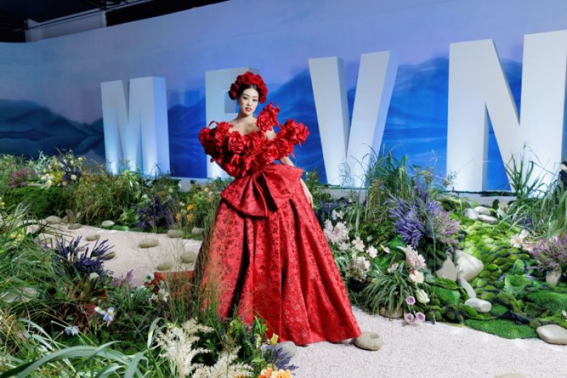 Mentor Kh&aacute;nh V&acirc;n h&agrave;i l&ograve;ng khi th&iacute; sinh "lột x&aacute;c" trong thử th&aacute;ch Catwalk của "Miss Earth Việt Nam 2023"