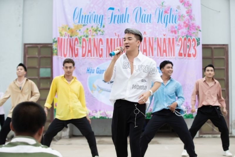 Đ&agrave;m Vĩnh Hưng mang tiếng h&aacute;t đến trại giam