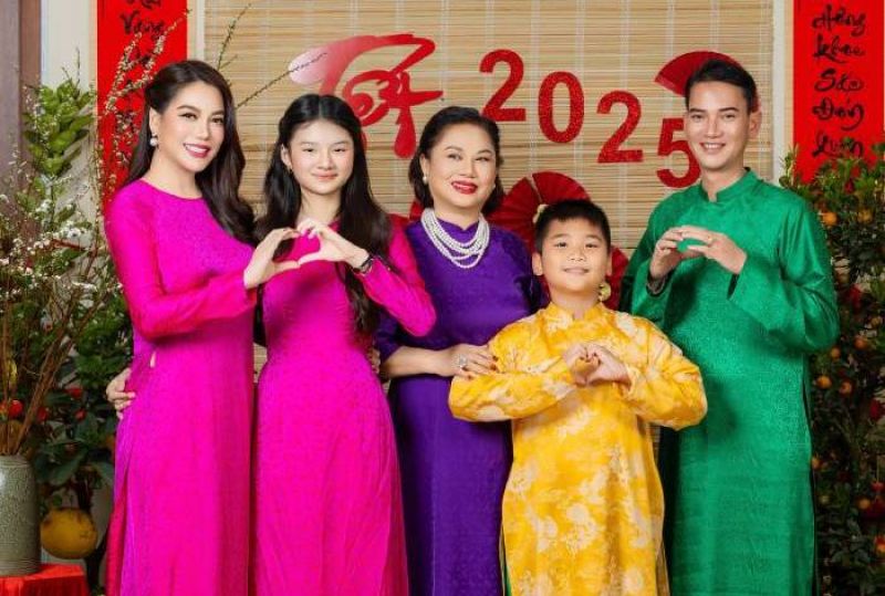 Trương Ngọc &Aacute;nh sum vầy b&ecirc;n đại gia đ&igrave;nh ng&agrave;y Tết Nguy&ecirc;n đ&aacute;n