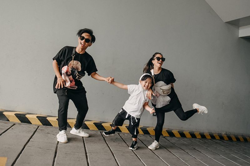 Vợ chồng Kh&aacute;nh Thi &ndash; Phan Hiển tranh c&atilde;i về c&aacute;ch nu&ocirc;i dạy con