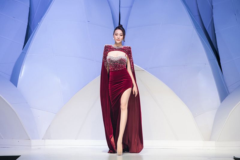Phương Oanh hiếm hoi l&agrave;m vedette tr&ecirc;n s&agrave;n catwalk