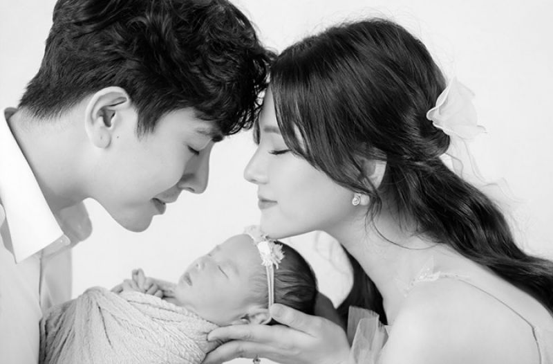 Thu Thủy - Kin Nguyễn khoe ảnh hạnh ph&uacute;c b&ecirc;n con g&aacute;i nhỏ