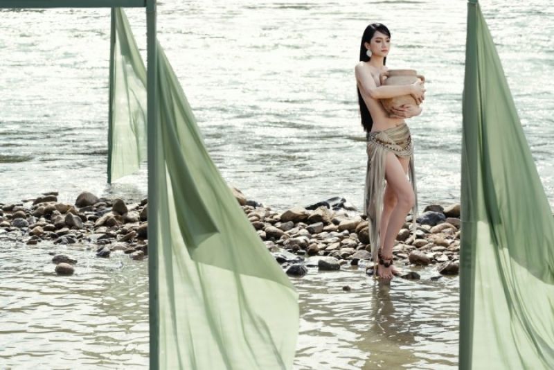 &ldquo;N&oacute;ng bỏng mắt&rdquo; với h&igrave;nh ảnh quyến rũ của Hương Giang trong MV mới