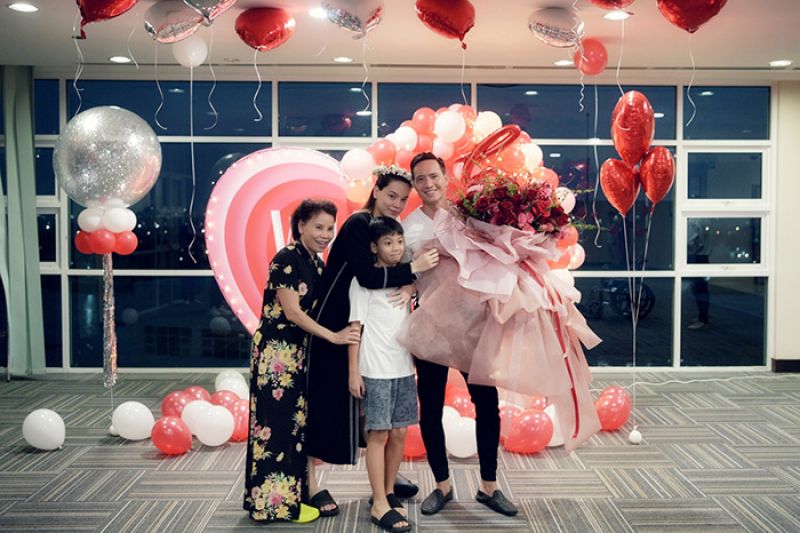 Kh&ocirc;ng cần trang điểm, Hồ Ngọc H&agrave; vẫn rạng rỡ khi nhận lời cầu h&ocirc;n của Kim L&yacute;