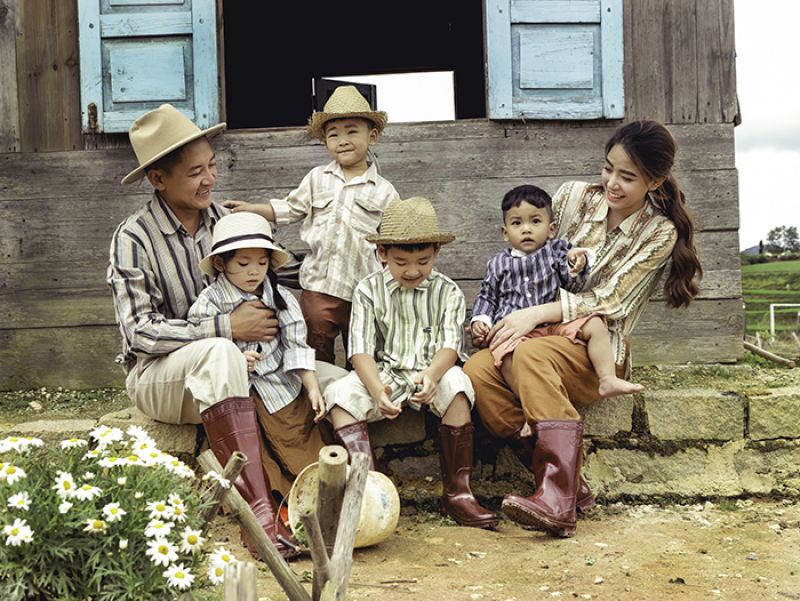 Ph&aacute;t sốt bộ ảnh gia đ&igrave;nh n&ocirc;ng d&acirc;n si&ecirc;u đ&aacute;ng y&ecirc;u của Th&agrave;nh Đạt - Hải Băng