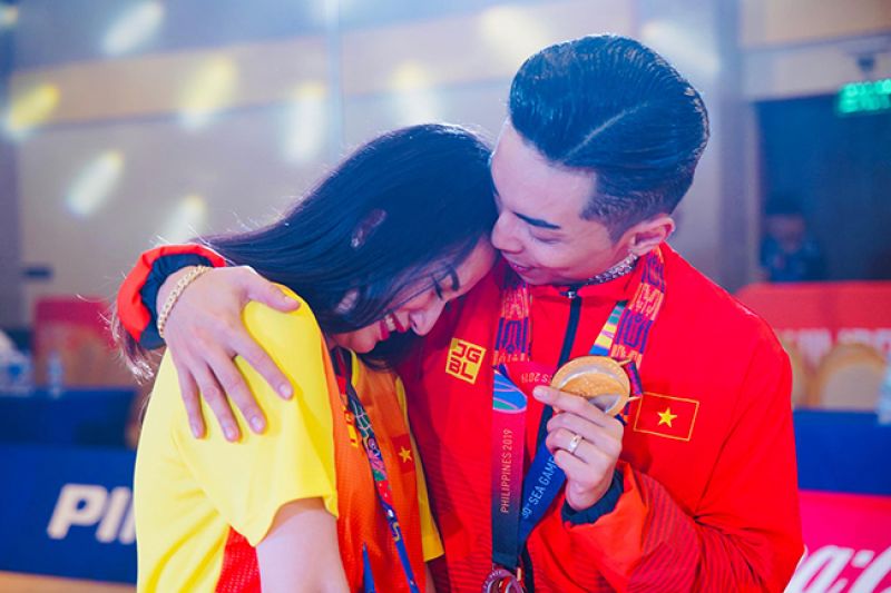 Kh&aacute;nh Thi o&agrave; kh&oacute;c trong v&ograve;ng tay chồng khi Phan Hiển đoạt HCV Seagames