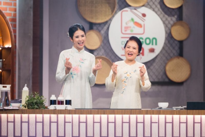 Ngọc H&acirc;n được c&aacute;c đầu bếp khen về sự s&aacute;ng tạo khi nấu ăn