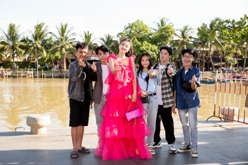 Vũ Thu Phương từ bỏ ph&uacute;t toả s&aacute;ng tr&ecirc;n thảm đỏ đến chụp h&igrave;nh c&ugrave;ng fan