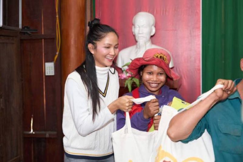 H&rsquo;Hen Ni&ecirc; tự tay g&oacute;i b&aacute;nh, chuẩn bị qu&agrave; tết cho b&agrave; con c&oacute; ho&agrave;n cảnh kh&oacute; khăn