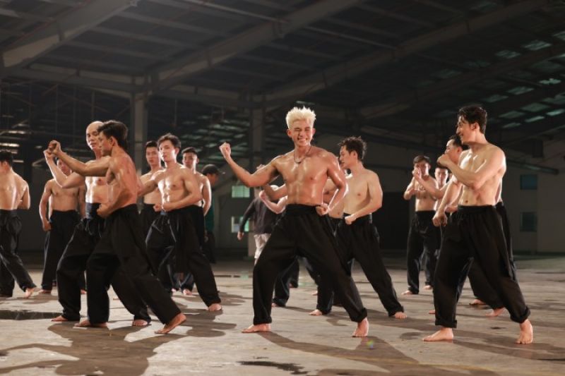 D&agrave;n "anh t&agrave;i" g&acirc;y b&atilde;o khi khoe cơ bụng 6 m&uacute;i trong MV "Hỏa ca - Call Me By Fire"