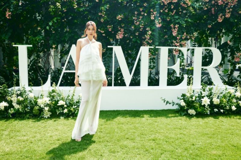 &lsquo;Soi&rsquo; nhan sắc Thanh Hằng khi đi event buổi s&aacute;ng