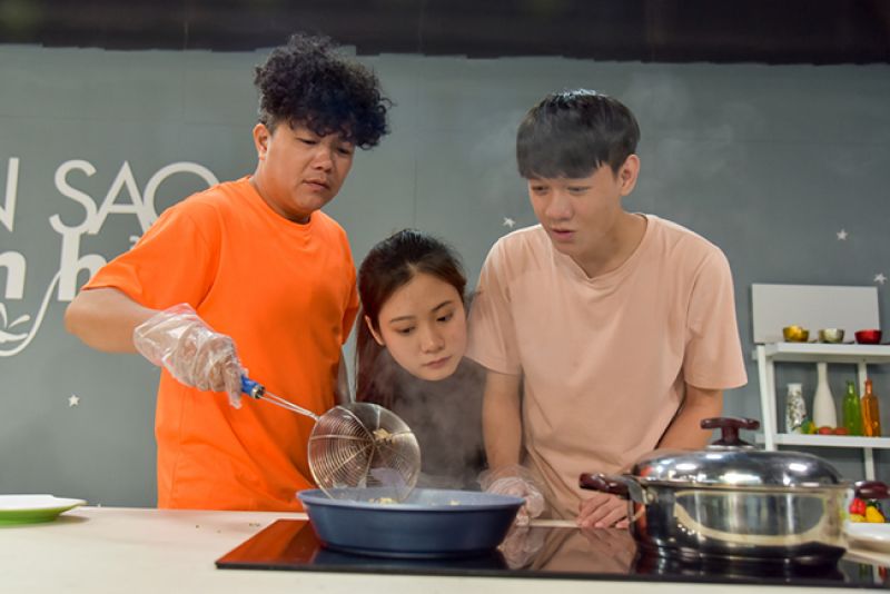 Ho&agrave;ng M&egrave;o trổ t&agrave;i nịnh vợ tr&ecirc;n s&oacute;ng truyền h&igrave;nh