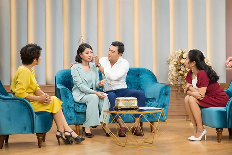 Diễn vi&ecirc;n Xu&acirc;n Ph&uacute;c bị chứng &ldquo;nghiện&rdquo; vợ, đi xa về l&agrave; h&ocirc;n vợ đến m&eacute;o mặt