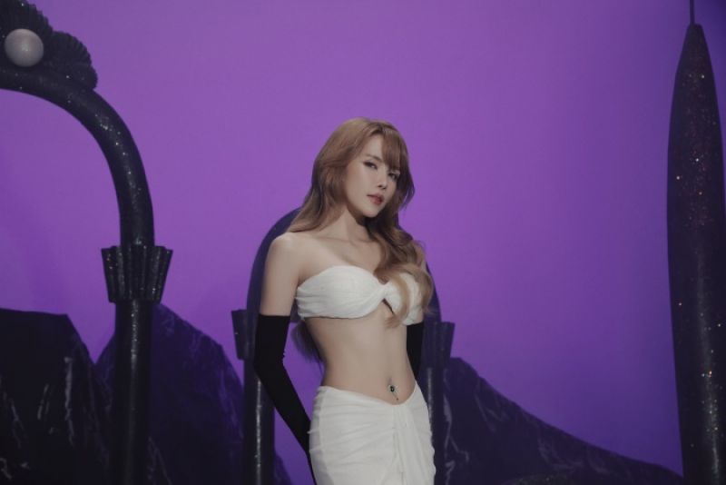 Thiều Bảo Tr&acirc;m tung bộ ảnh concept nữ thần Aphrodite khoe trọn v&oacute;c d&aacute;ng trong mơ