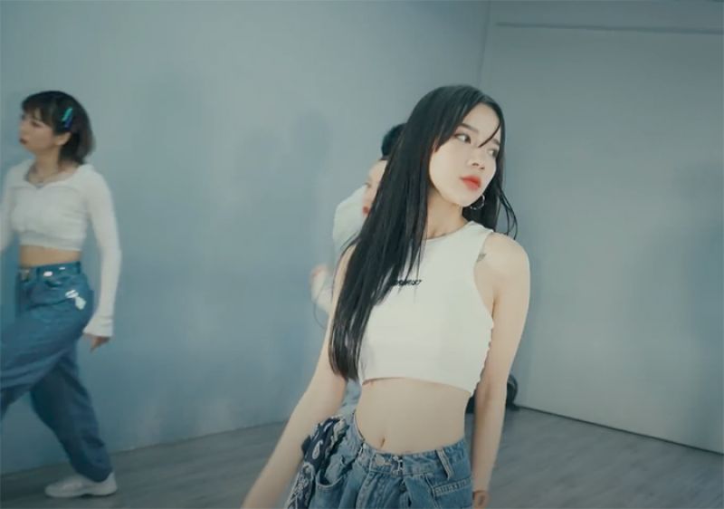 LyLy khoe eo &ldquo;con kiến&rdquo; đầy quyến rũ trong MV dance version &ldquo;Bởi v&igrave; l&agrave; khi y&ecirc;u&rdquo;