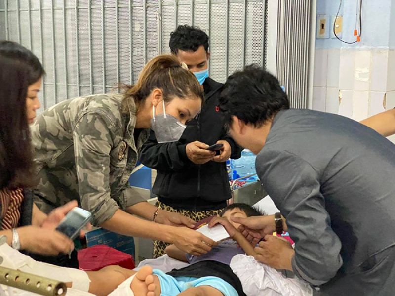 Hoa hậu H&rsquo;Hen Ni&ecirc; lội b&ugrave;n đến thăm nạn nh&acirc;n sạt lở đất ở Tr&agrave; V&acirc;n