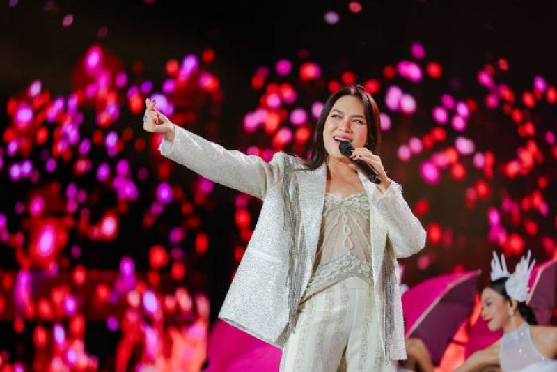 Si&ecirc;u concert của Mỹ T&acirc;m khiến 40 ngh&igrave;n kh&aacute;n giả b&ugrave;ng nổ