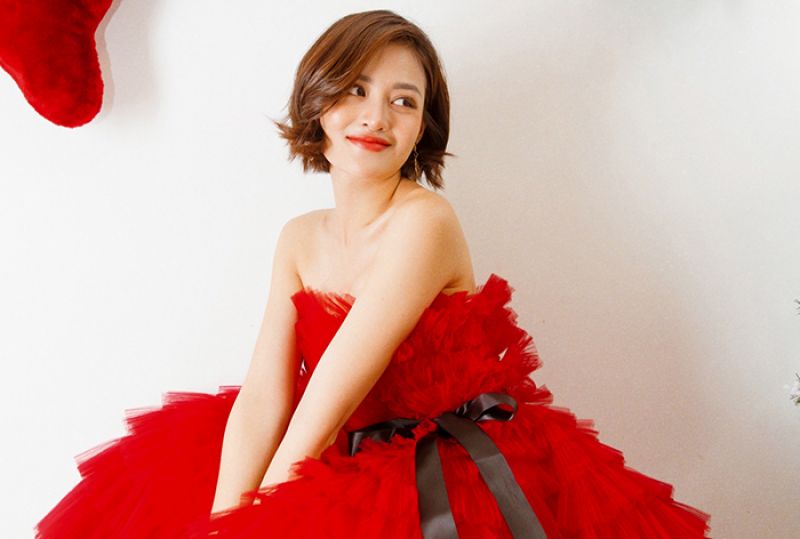 Th&ugrave;y Anh khoe vai trần trong bộ ảnh Gi&aacute;ng sinh rực rỡ