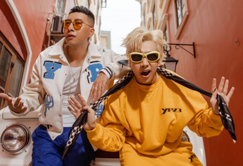 Lou Ho&agrave;ng đ&aacute;nh dấu m&agrave;n t&aacute;i hợp c&ugrave;ng Only C bằng MV &ldquo;EMOI EMOI"