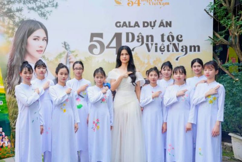 Gala &ldquo;54 D&acirc;n tộc Việt Nam&rdquo; - H&agrave;nh tr&igrave;nh &acirc;m nhạc v&agrave; nh&acirc;n &aacute;i được vinh danh bằng kỷ lục Việt Nam