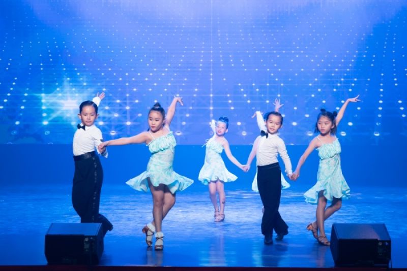 Con trai Kh&aacute;nh Thi - Phan Hiển biểu diễn tại sự kiện