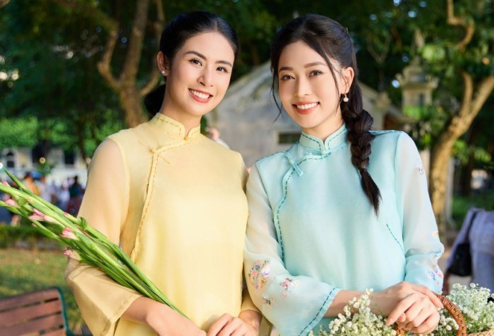 Ngọc H&acirc;n rủ Phương Nga mặc &aacute;o d&agrave;i dạo phố