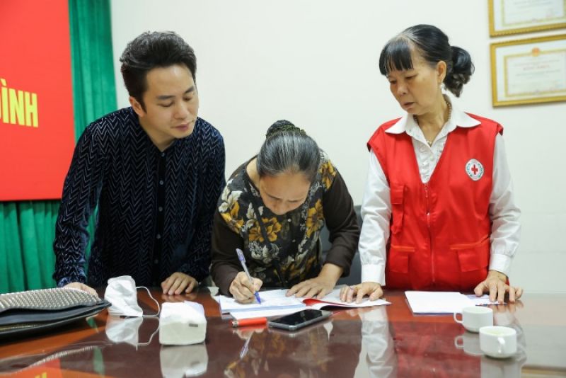 T&ugrave;ng Dương, Tăng Duy T&acirc;n chia buồn với nạn nh&acirc;n vụ ch&aacute;y chung cư mini ở H&agrave; Nội