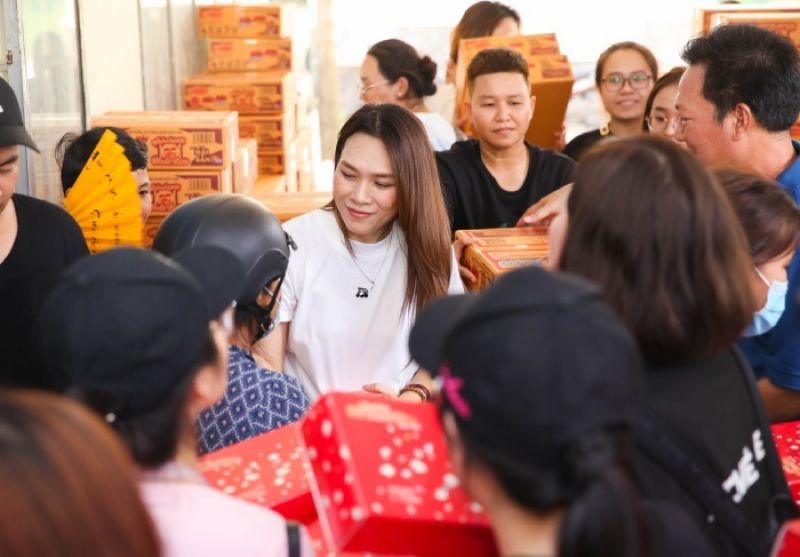 Mỹ T&acirc;m thực hiện lời hứa, trao học bổng cho trẻ em ngh&egrave;o ở c&aacute;c tỉnh v&agrave; tặng qu&agrave; cho b&agrave; con kh&oacute; khăn