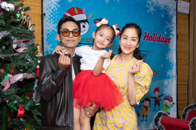 Kh&aacute;nh Thi - Phan Hiển d&agrave;nh trọn thời gian ở b&ecirc;n hai con sau đ&aacute;m cưới