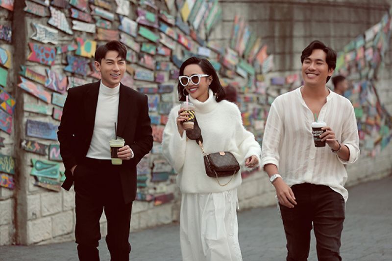 Gia đ&igrave;nh "Anh trai y&ecirc;u qu&aacute;i" rủ nhau dạo phố v&agrave; ăn sập H&agrave;n Quốc