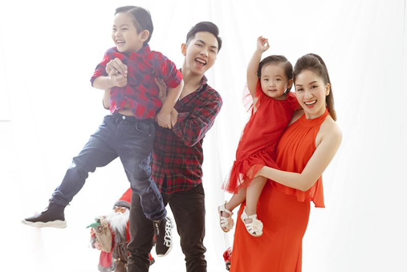 Kh&aacute;nh Thi &ndash; Phan Hiển mặc ton sur ton c&ugrave;ng hai con rạng rỡ trong bộ ảnh Gi&aacute;ng sinh