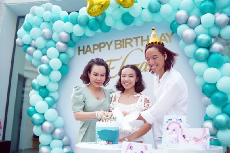 Con g&aacute;i Việt Hương lần đầu đ&oacute;n tuổi mới ở Việt Nam