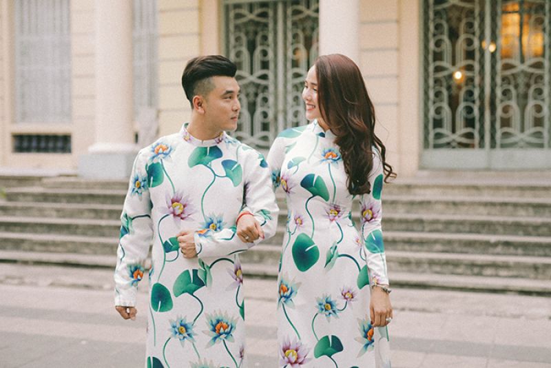 Vợ chồng Ưng Ho&agrave;ng Ph&uacute;c diện &aacute;o d&agrave;i đ&ocirc;i đ&oacute;n Tết