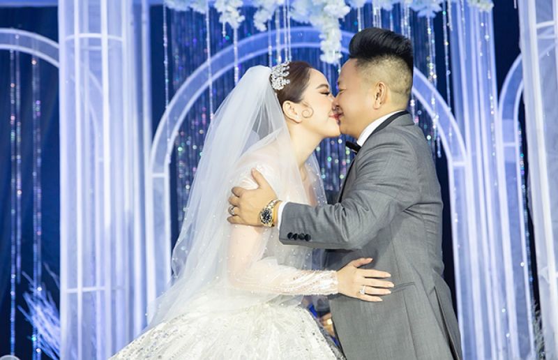 Bảo Thy t&igrave;nh tứ h&ocirc;n chồng tại tiệc cưới