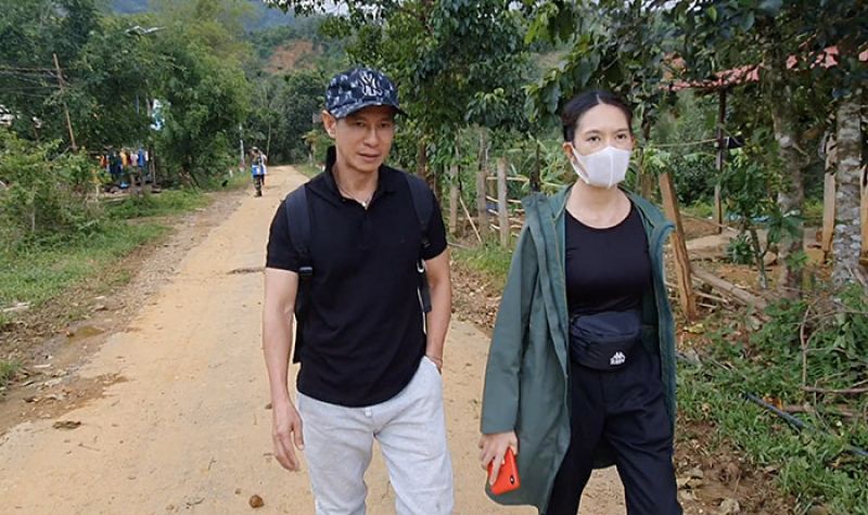 Vợ chồng L&yacute; Hải rơi nước mắt khi đi từ thiện tại v&ugrave;ng n&uacute;i Bắc Tr&agrave; My