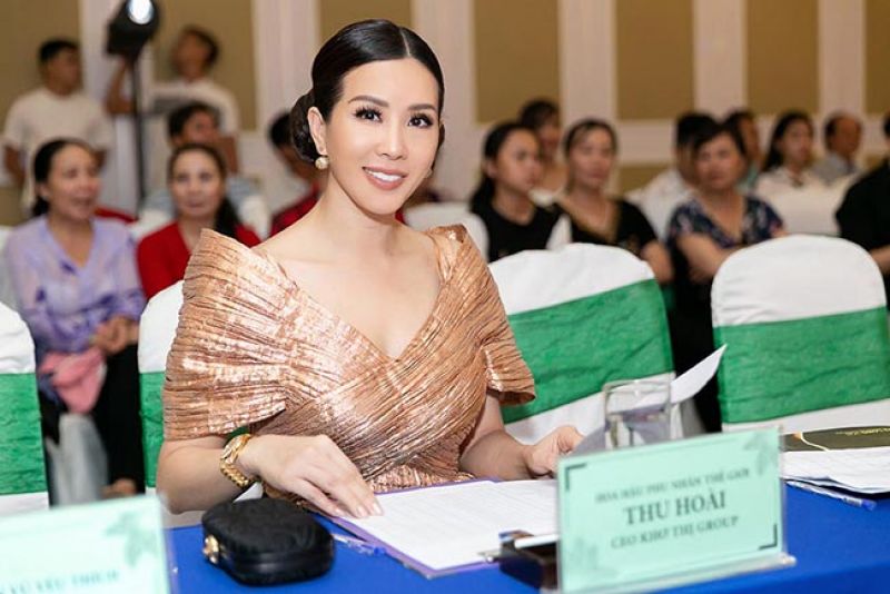 Hoa hậu Thu Ho&agrave;i khoe vẻ c&aacute; t&iacute;nh, trẻ trung khi đi chấm thi nhan sắc