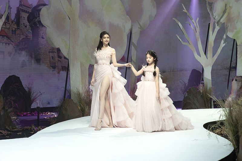 Trương Quỳnh Anh c&ugrave;ng con g&aacute;i Xu&acirc;n Lan h&oacute;a bộ đ&ocirc;i &ldquo;c&ocirc;ng ch&uacute;a&rdquo; tr&ecirc;n s&agrave;n diễn