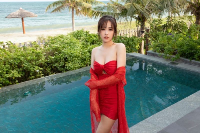 Mai Phương Thu&yacute; kho&aacute;c &aacute;o xuy&ecirc;n thấu đi ngắm biển những ng&agrave;y cuối năm