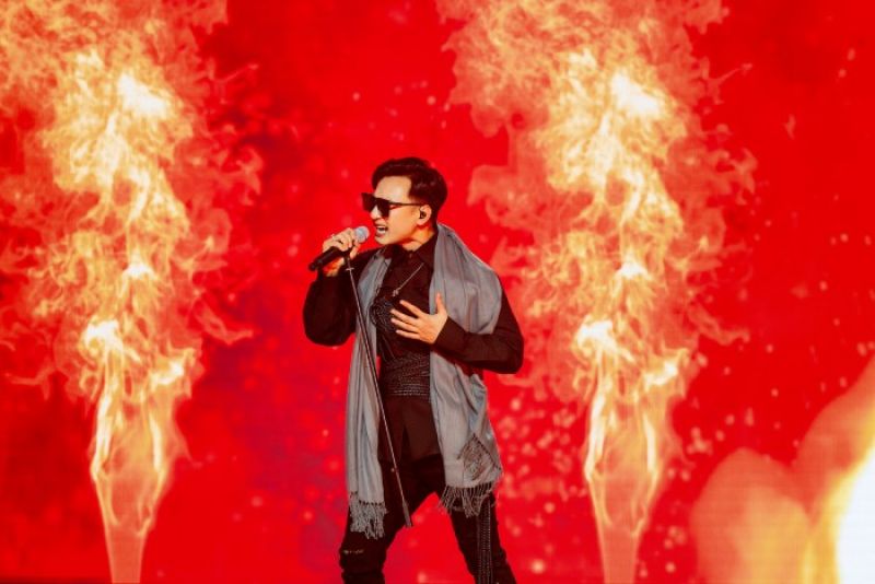 Kh&aacute;n giả ho&agrave; giọng c&ugrave;ng MC Th&agrave;nh Trung trong hit &ldquo;Chiếc khăn gi&oacute; ấm&rdquo;