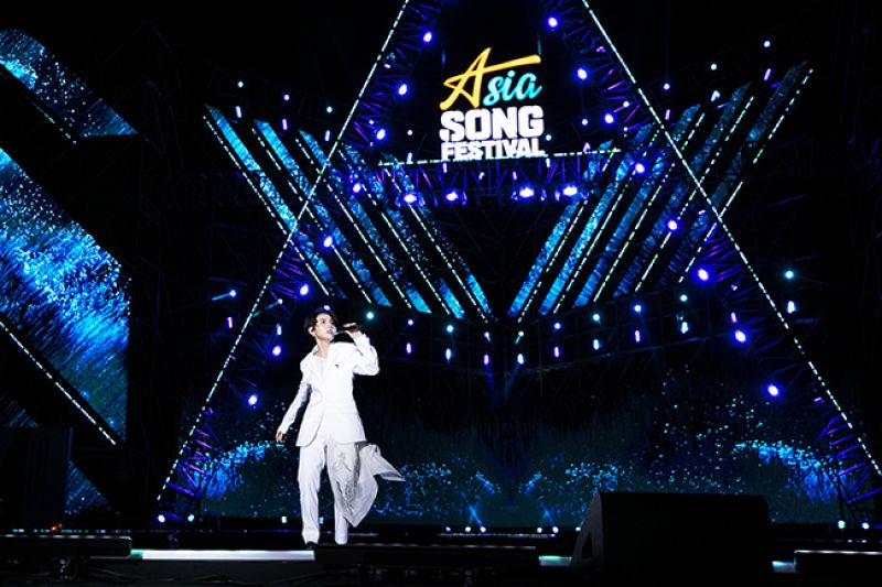 Fan quốc tế phấn kh&iacute;ch trước giọng h&aacute;t 'khủng' của Vũ C&aacute;t Tường