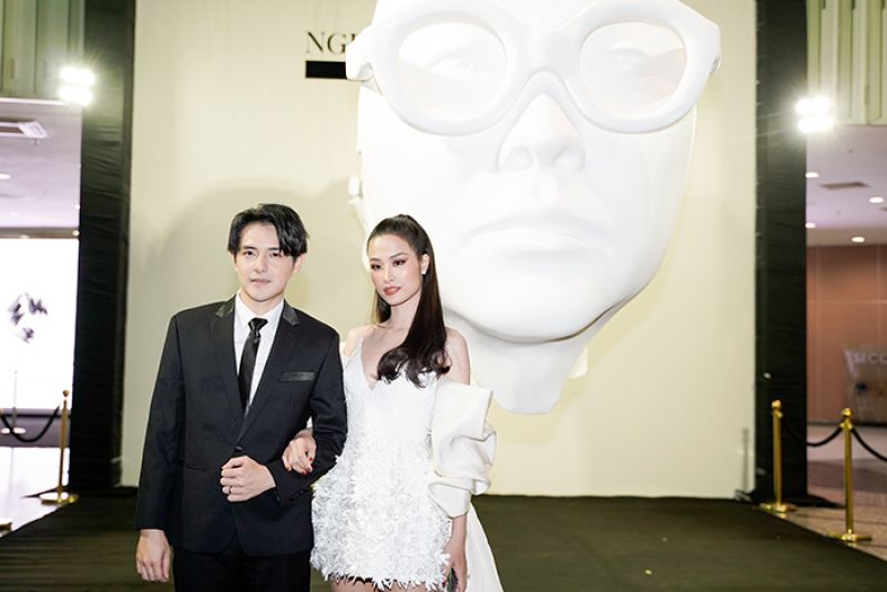 Đ&ocirc;ng Nhi -&Ocirc;ng Cao Thắng "tay trong tay" dự triển l&atilde;m "Cục im lặng" của NTK C&ocirc;ng Tr&iacute;